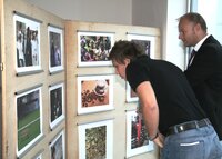 GR Christian Kovacevic und GR Johannes Puchleitner beim Betrachten der Bilder