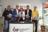 Präsentierten gemeinsam das neue Handbuch „Willkommen in Wörgl“ und die ÖIF-Initiative „Integration auf regionaler Ebene“ (von links): Klaus Ritzer (GF komm!unity), BM Sebastian Kurz, Bgm.in Hedi Wechner, Kayahan Kaya und Peter Warbanoff (beide Verein komm!unity). 