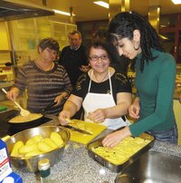 Nata Grujic (Mitte) bereitet eine Serbische Moussaka vor. 