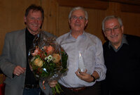 Der neue Obmann Armin Oberhauser (links) und Obmannstellvertreter Egon Frühwirth (rechts) bedankten sich beim Club-Präsidenten Mag. Norbert Perger (Bild Mitte) für dessen langjährige, vorbildliche Arbeit.