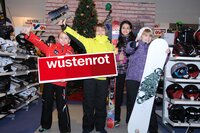 (v.l.) Lukas Grindhammer, Mathias Blanck, Özlem Cihangir und Silvia Ehrenstrasser von der 2A freuen sich auf eine erlebnisreiche Wintersportwoche.