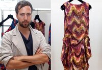 Peter Pilotto neben einer seiner Kreationen