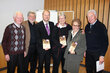 Bei der Buchpräsentation: Zitherspieler Bartl Egger, Annas Sohn Hans Hausberger, der durch den Abend führte, Wörgls Kulturreferent Mag. Johannes Puchleitner, Lilo Galley, Obfrau  vom Tiroler Mundartkreis, die Autorin Anna Hausberger und Wörgls Alt-Bürgermeister Herbert Strobl, der in einer der amüsanten Geschichten die Hauptrolle spielt.