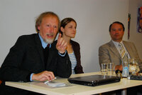 Am Podium diskutierten Heinz Blaumeiser (links) und Kurt Dander mit dem Publikum, moderiert von Karin Bachhuber (Bildmitte).