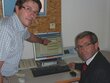 LHStv Anton Steixner informiert sich bei Stefan Thaler (li.) über das Alarm-Auslöseprogramm in der Landeswarnzentrale im Landhaus in Innsbruck.