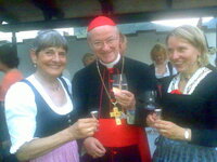 Erzbischof Dr. Alois Kothgasser umrahmt von Vbgm. Maria Steiner und PGR-Obfrau Brigitte Schnellrieder