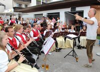 Charly Schhallhart von der FF Wörgl übernimmt kurz das "Kommando" über die Musikkapelle Wörgl