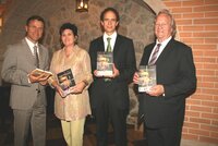 Josef Margreiter, Monika Duregger, Christian Wurzer, Prof. Friedrich Madersbacher präsentieren das Buch