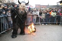 dicht gedrängt standen die Zusachauer um bei den  Ritualtänzen der Perchten einen Blick zu erhaschen