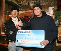 Obmann d. Fluckinger-Pass Martin Ascher (re.) übergab einen Scheck von 500.- Euro an Ernst Schiller