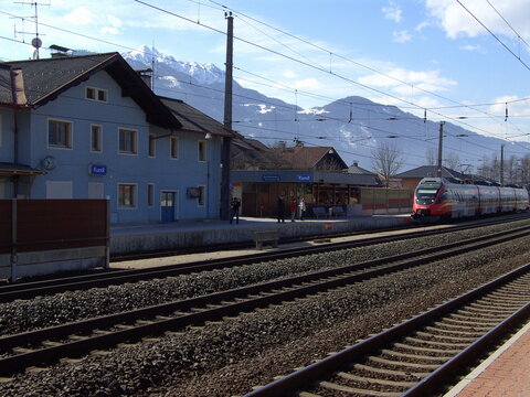 Bahnhof Wörgl Kundl, Aufnahmegebäude mit Bahnsteig 1