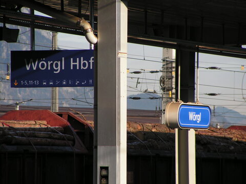 Aus dem Bahnhof Wörgl wurde der Hauptbahnhof Wörgl (10. Dezember 2006)
