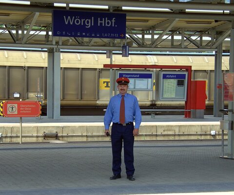 Außendienst-Fahrdienstleiter am Bahnsteig 2 des Wörgler Hauptbahnhofes