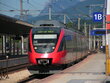 Moderner Talent-Triebwagen der ÖBB-Baureihe 4024 am Bahnsteig 1 in Wörgl Hbf