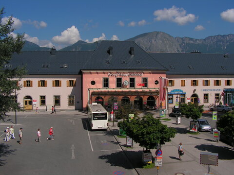 Wörgl Hauptbahnhof mit Bahnhofvorplatz, Ansicht zur Stadt (Luftaufnahme von Dr. Arthur Pohl)