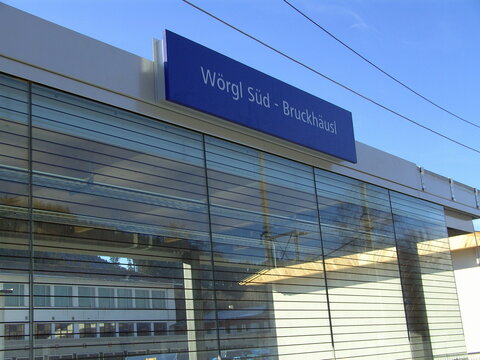Neues Bahnhofsschild "Wörgl Süd - Bruckhäusl"