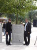 Steinmetz Mario Prevedel mit Bürgermeister Arno Abler am Beschreibungsstein des Meilensteinprojekts