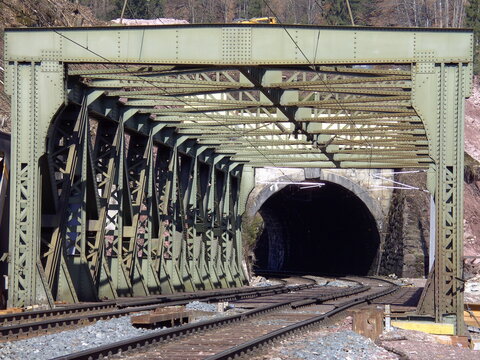 Brücke über die Brixentaler Ache mit Itterer Tunnel; Blick Richtung Wörgl