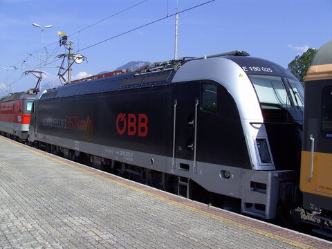 Die schnellste E-Lok der Welt: ÖBB 1216.025 (357 km/h - Weltrekord!), am Bahnsteig 13