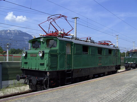 Nostalgie-E-Lok 1670.104 "Erika" in der Fahrzeugausstellung am Bahnsteig 12