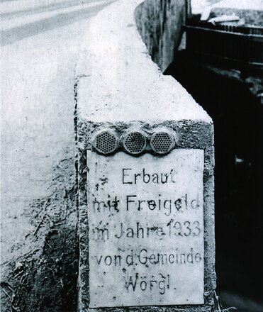 Die ehemalige Inschrift an der mit Freigeld erbauten Brücke