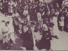 Die Biedermeiergruppe beim Festumzug der Stadterhebungsfeier mit Dr. Paul Weitlaner