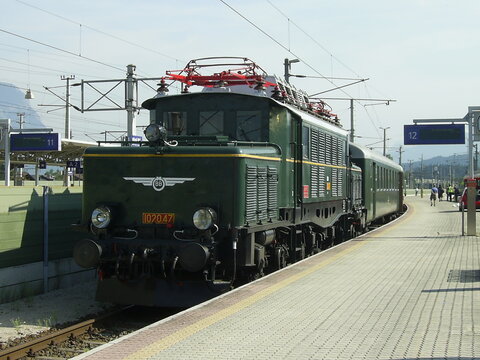 Ausgestellte Elektrolokomotive ÖBB-1020.047 aus 1953 (Wiener Lokomotivfabrik) am Jubiläumswochenende am Wörgler Hauptbahnhof