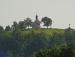 Spitze des Grattenbergls mit Kapelle und Denkmal für die im II. WK gefallenen Mitglieder der Feuerwehr von Wörgl aus