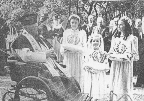 Pfarrer Riedelsperger und die goldenen Bräute beim Priesterjubiläum