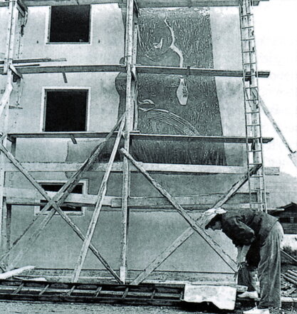 Gerhild Diesner bei der Arbeit am Angatherweg 3