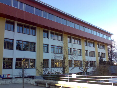 Die Volksschule in der Michael-Unterguggenberger-Straße